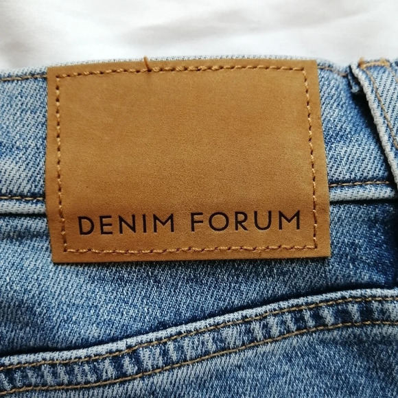 Aritzia Denim Forum The Yoko Bermuda Shorts Slim Mid Thigh with Raw Hem 25 - Picture 8 of 16